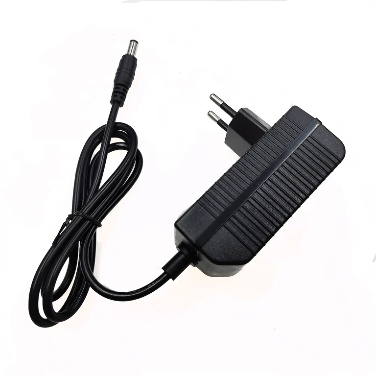 Li-Ion punjač 16.8V – podesivi kut Punjač 16,8V Li-Ion 2A – fotografija iz različitih kutova, prikazuje kompaktan i prijenosan dizajn za 14,4V baterije