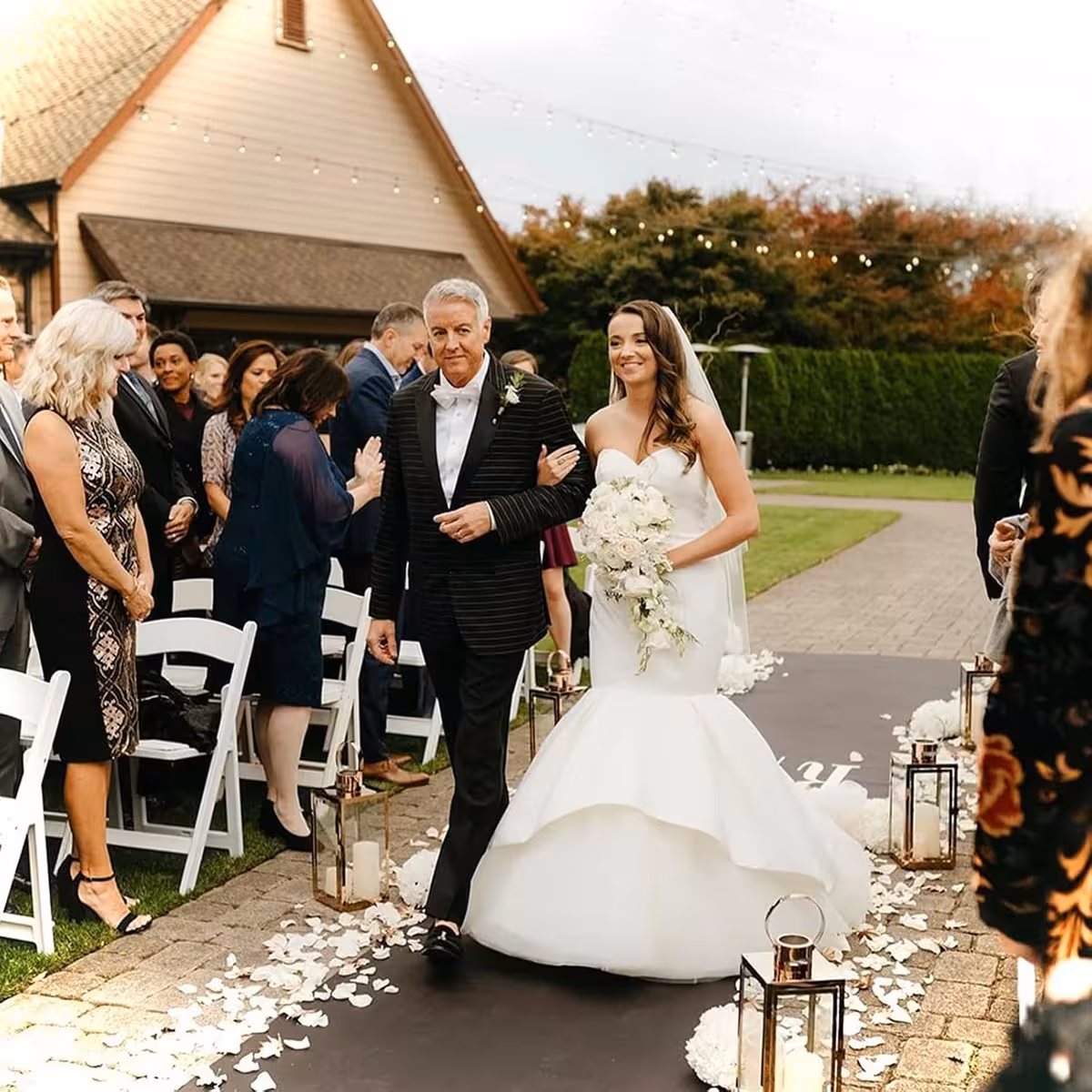 Bijele umjetne latice korištene u dekoraciji za romantične fotografije