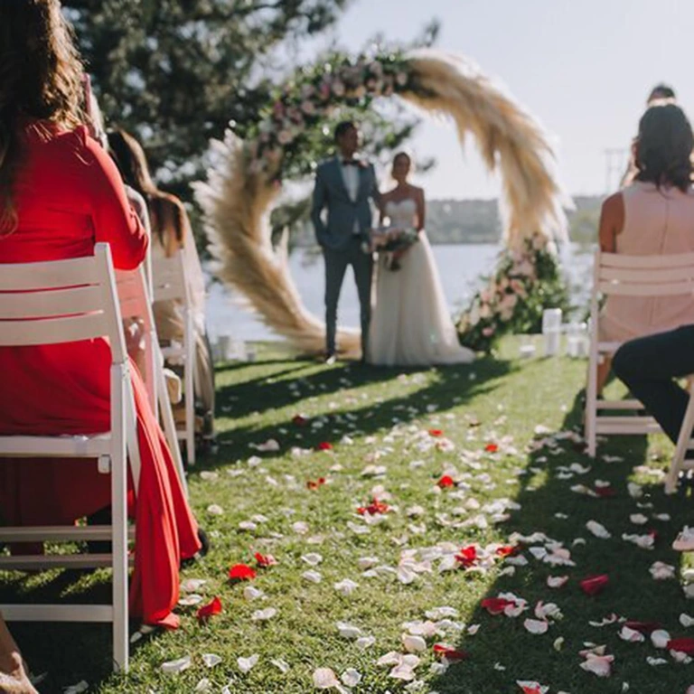 Romantični dekor s umjetnim laticama Bijele umjetne latice za romantičnu dekoraciju za Valentinovo
