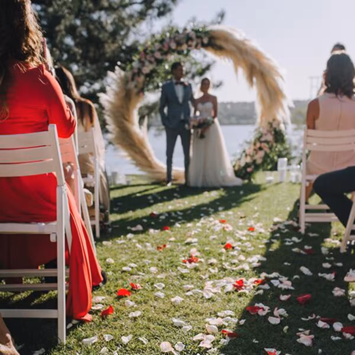 Bijele umjetne latice za romantičnu dekoraciju za Valentinovo