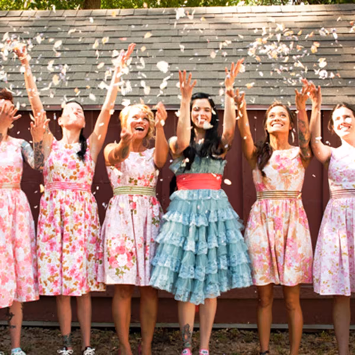 Bijele umjetne latice za dekoraciju za vjenčanje, godišnjicu ili zabavu