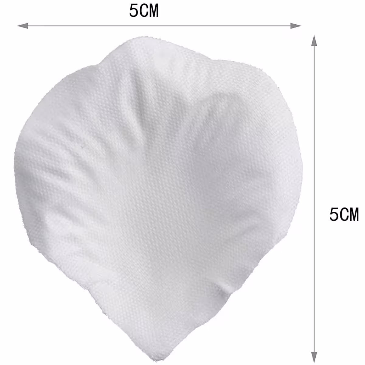 Prikaz u prvom planu bijelih umjetnih latica od tekstilnog materijala
