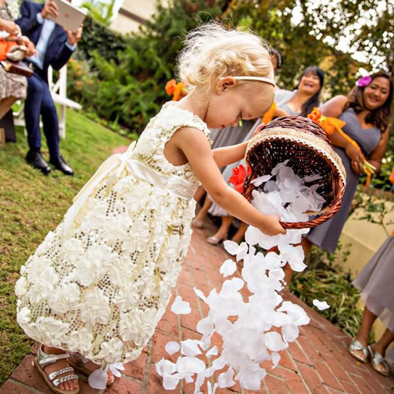 Vjenčani dekor s bijelim laticama Bijele umjetne latice korištene za dekoraciju prolaza za vjenčanje