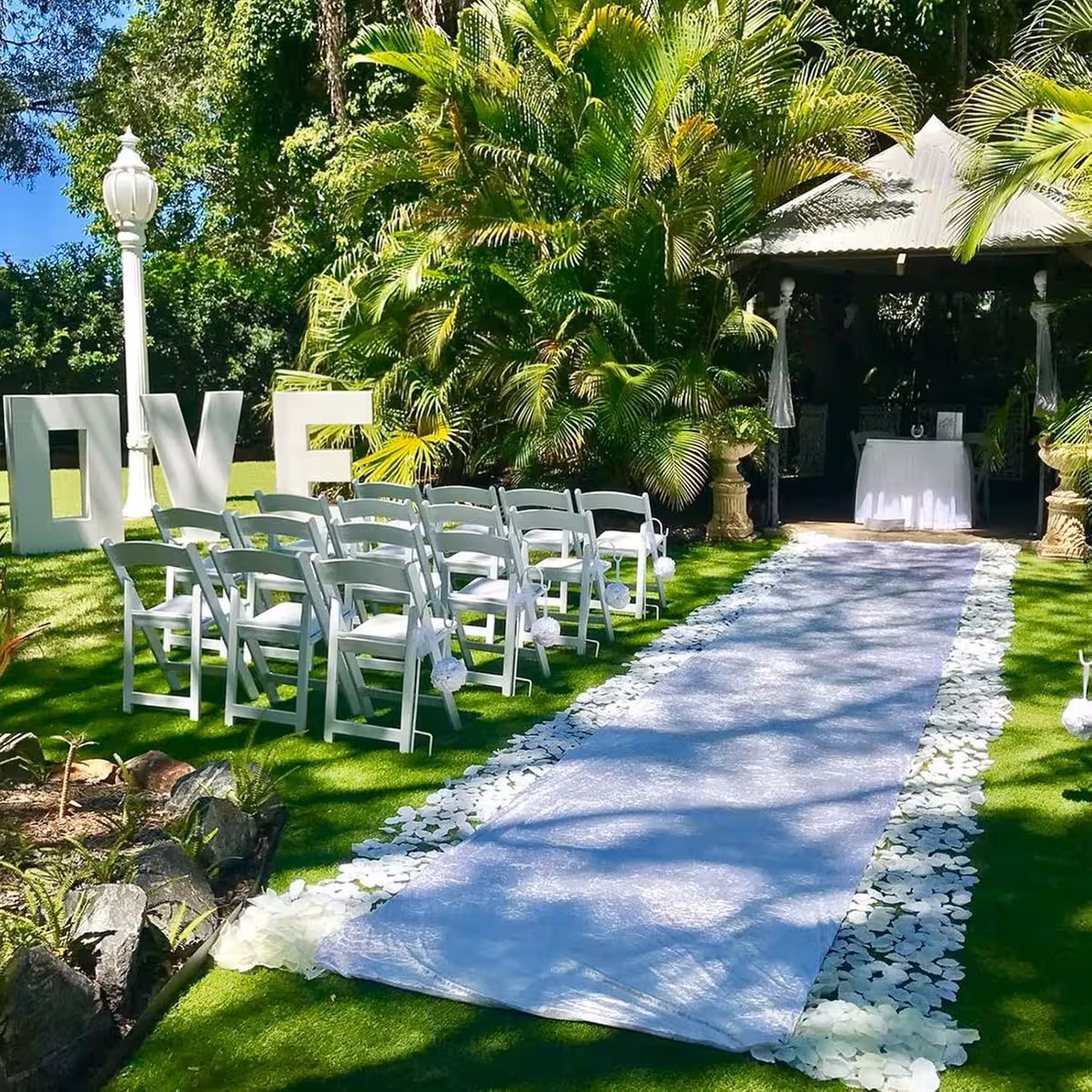 Bijele umjetne latice za elegantnu dekoraciju za godišnjicu