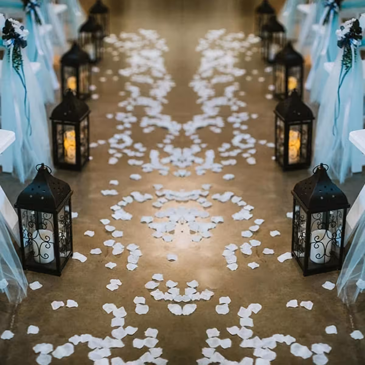 Bijele umjetne latice dekorativno postavljene na pod ili stol