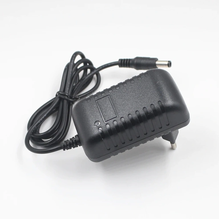 LiFePO4 punjač s LED indikatorom crveno/zelena za status punjenja