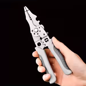 Prednji prikaz multifunkcionalnih kliješta za električara za električne kabele