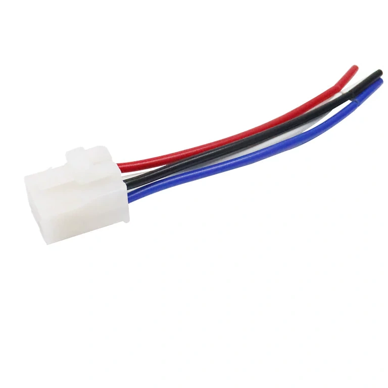 Utičnica i 12V 4-pinski 40A relej montiran – detalj priključaka