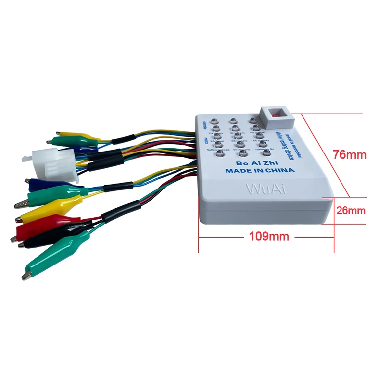 Baterija spojena na univerzalni tester za provjeru kontrolera